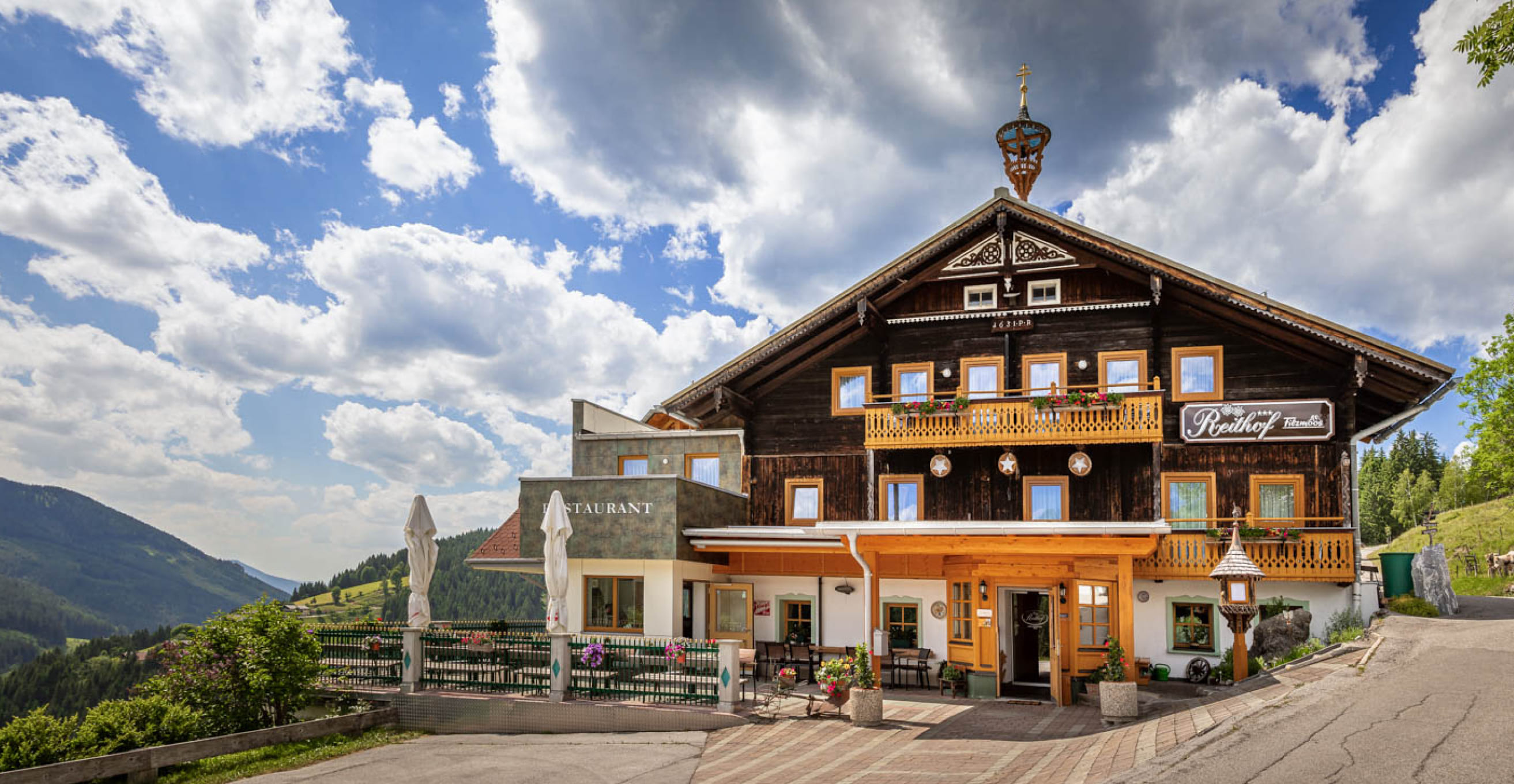 Restaurant Reithof mit großer Terrasse mit Ausblick © Bernd Suppan